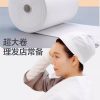 女士用白色一次性干发巾包裹头发，肩部披着白色巾片，上方展示展开的大卷巾，并标注“超大卷，理发店常备”。